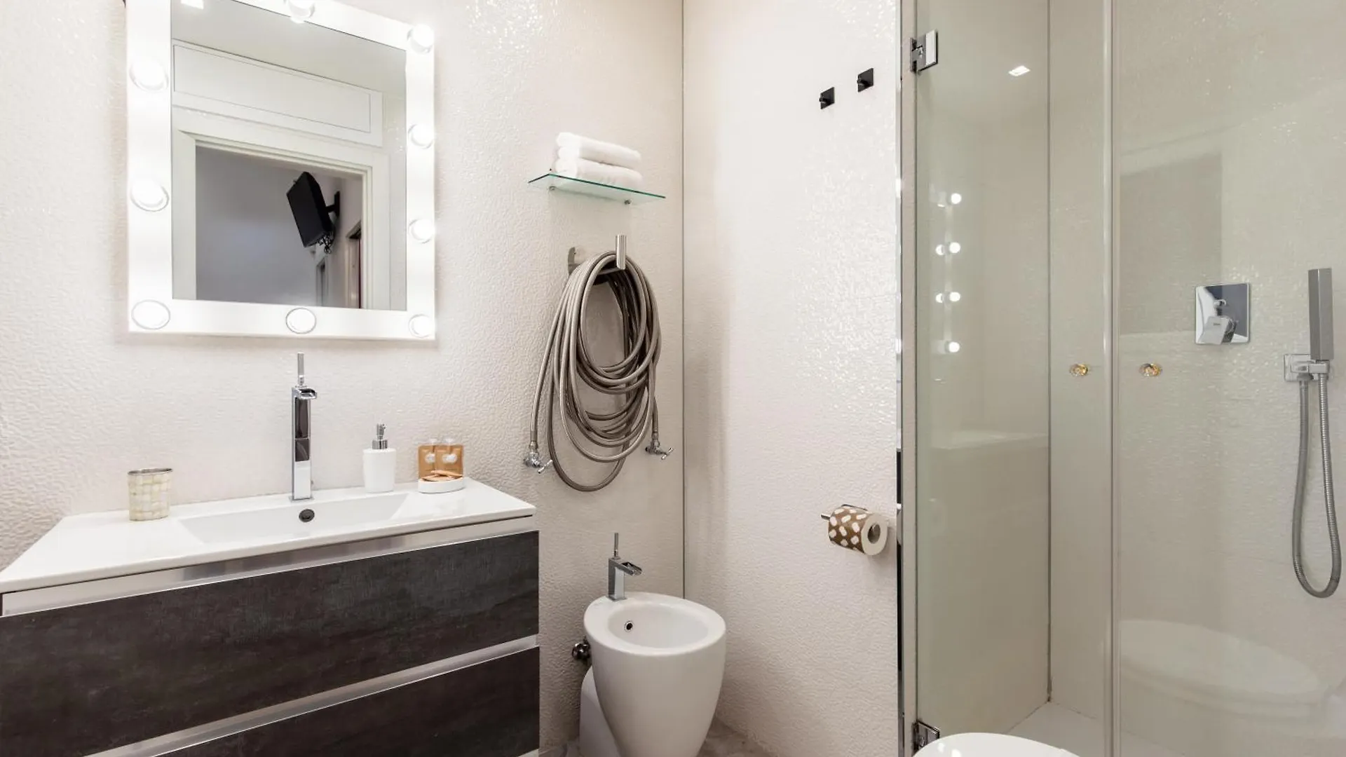 Apartment Dimora Luxe Colosseum With Jacuzzi Rome Italy