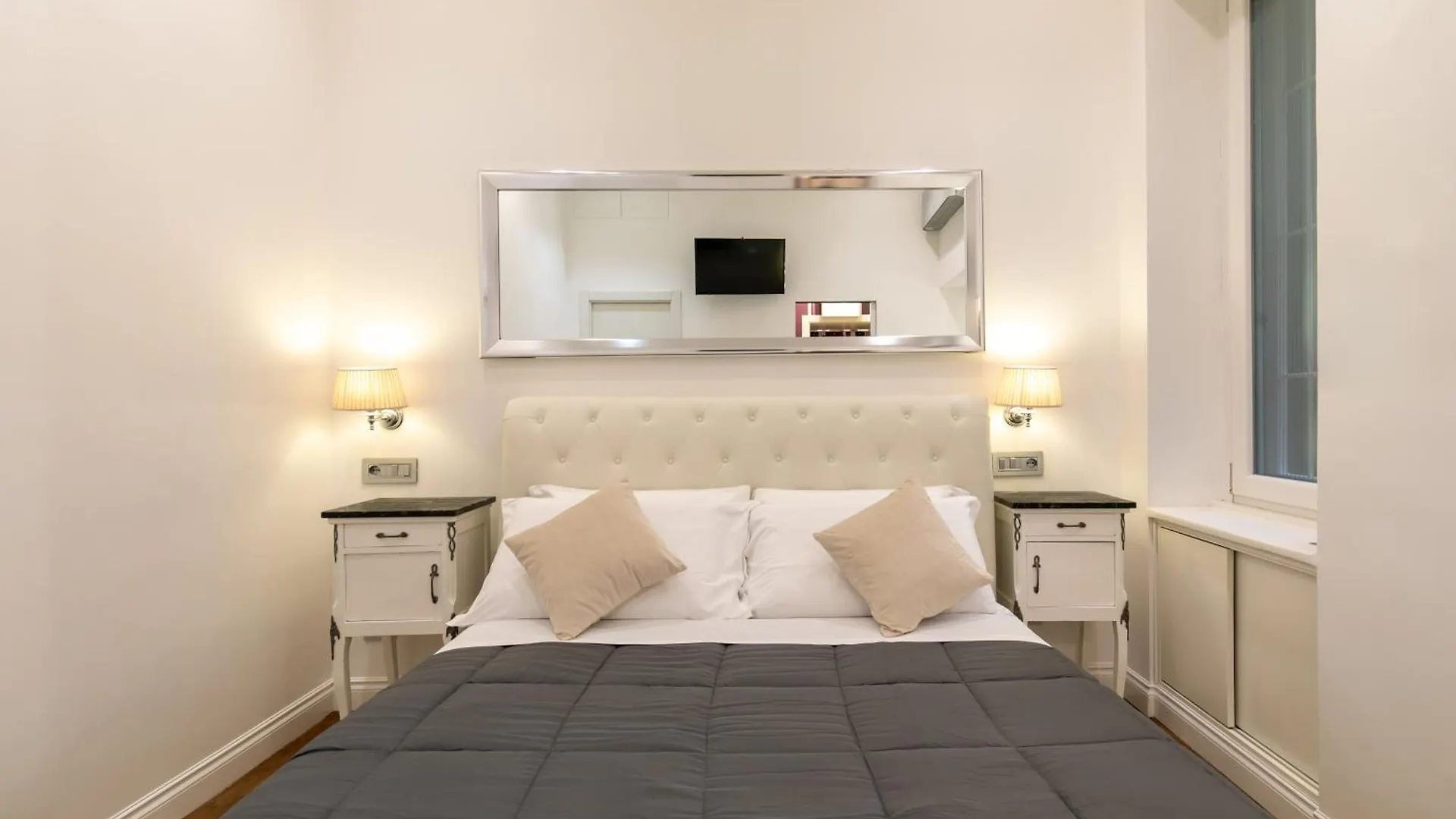 Apartment Dimora Luxe Colosseum With Jacuzzi Rome Italy